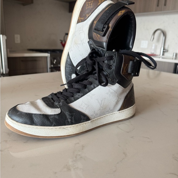 Louis Vuitton High-Top Sneakers - Picture 5 of 5